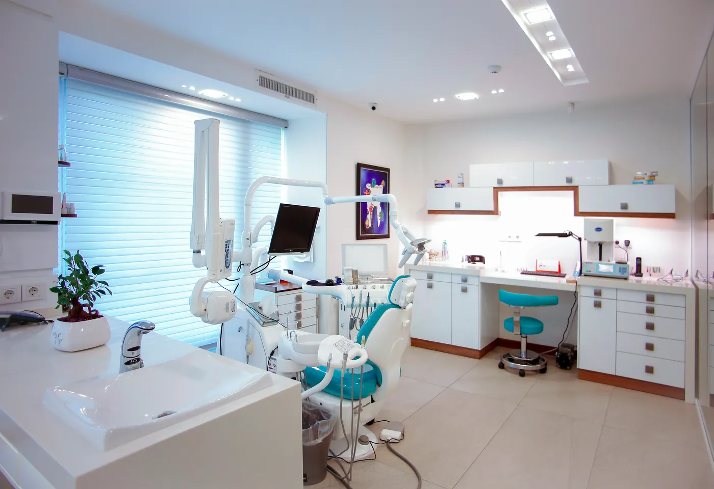 Gabinete dental moderno y luminoso